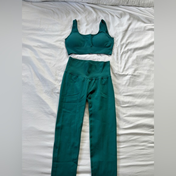 Matching activewear set - Picture 2 of 2